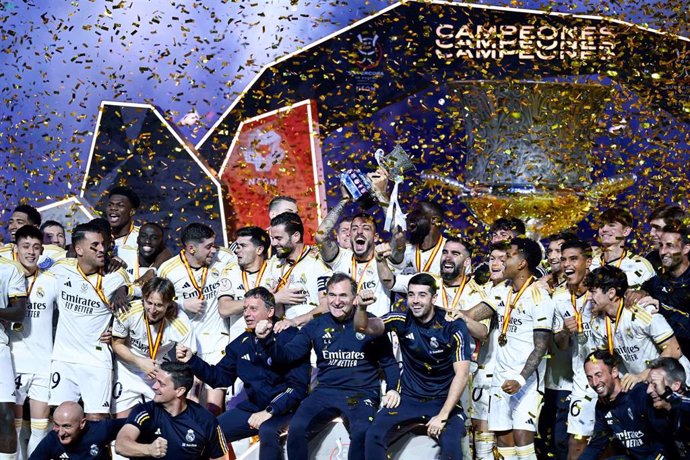 Archivo - El Real Madrid celebra la conquista de la Supercopa de España de 2024