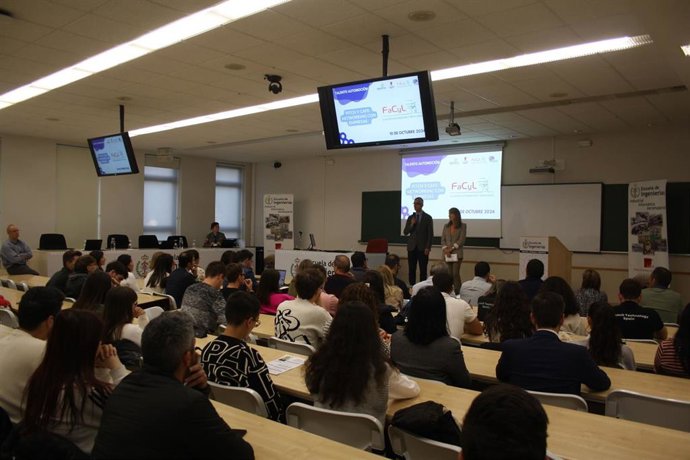El director de la Escuela de Ingenierías de la ULE y la directora de FaCyL se dirigen a los alumnos participantes en la jornada de búsqueda de talento.