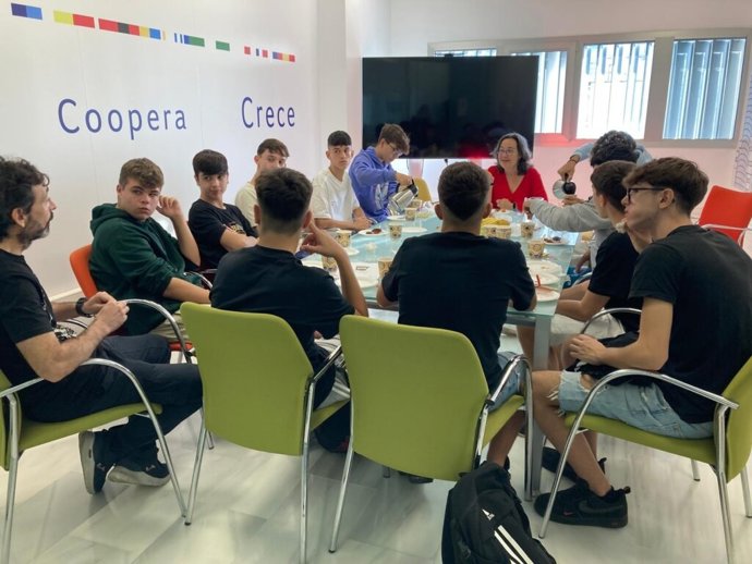 Alumnos de un IES de Camas participan en la iniciativa un 'Café con ciencia'.