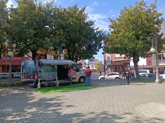 La Oficina Acelera Pyme Móvil de la Federación Leonesa de Empresarios en Cacabelos (León) durante el recorrido realizado este verano.