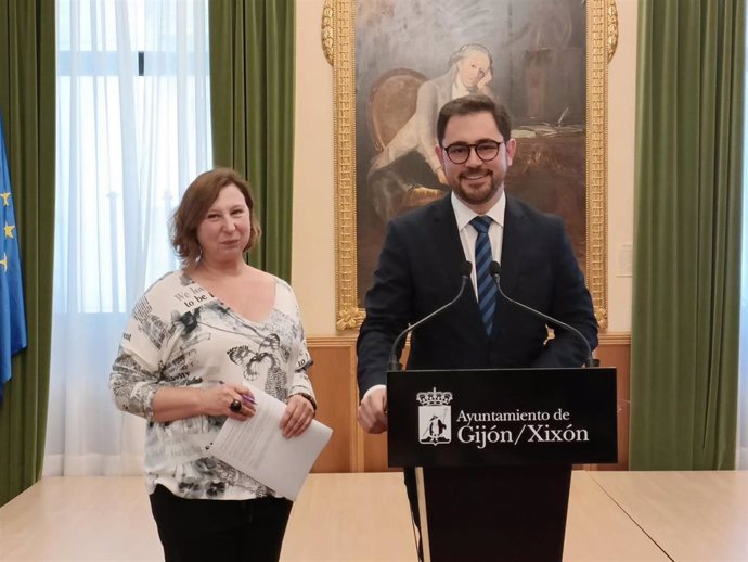 Rueda de prensa del  director general de Alcaldía, Coordinación y Proyectos de ciudad, Jaime Fernández-Paíno, y la directora general de Igualdad, Goretti Avello, en el Consistorio gijonés.