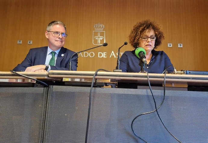 El director general de Atención a la Autonomía Personal y Mayores, Enrique Rodríguez Nuño, y la consejera de Derechos Sociales y Bienestar, Marta del Arco, durante la presentación de la Agenda Asturiana de Atención Integral a las Personas con Discapacidad