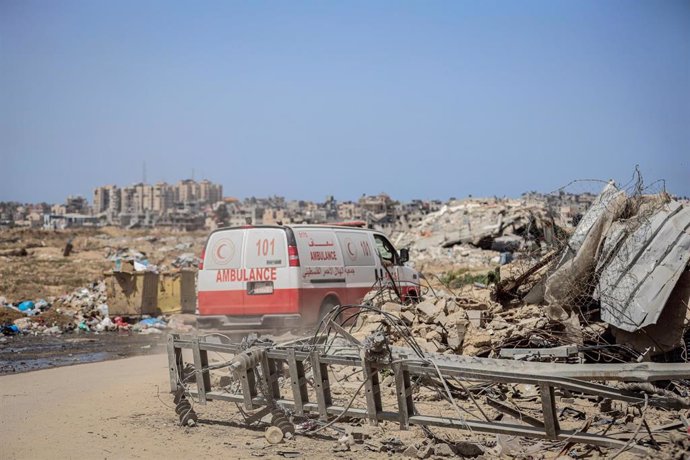 Archivo - Ambulancia en medio de edificios en ruinas en la Franja de Gaza