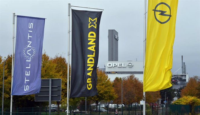 Archivo - FILED - 19 October 2021, Thuringia, Eisenach: "Stellantis", "Grandland X" and the Opel logo are seen on banners in front of the Opel Automobile GmbH Eisenach plant. Photo: Martin Schutt/dpa-Zentralbild/dpa