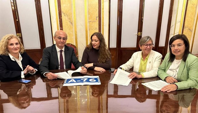 Diputados del Partido Popular por León y por Ourense, durante su encuentro este jueves para abordar la situación de la autovía A-76.