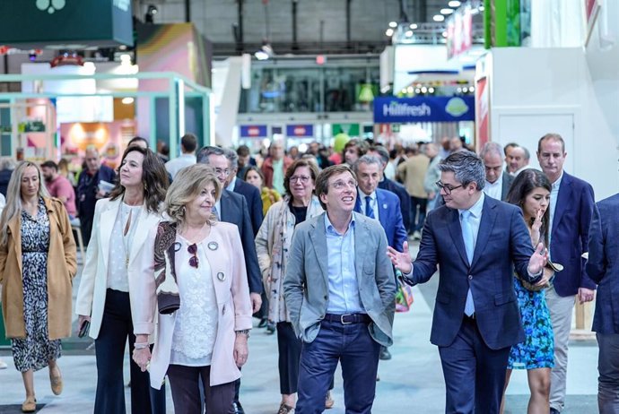 El alcalde de Madrid, José Luis Martínez-Almeida y la delegada de Economía, Innovación y Hacienda, Engracia Hidalgo, a Fruit Attraction 2024