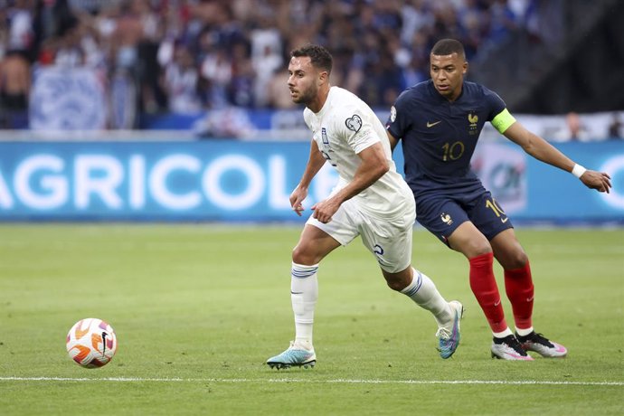 Archivo - George Baldock of Greece, Kylian Mbappe of France during the UEFA Euro 2024, European Qualifiers, Group B, football match between France and Greece on June 19, 2023 at Stade de France in Saint-Denis, France - Photo Jean Catuffe / DPPI