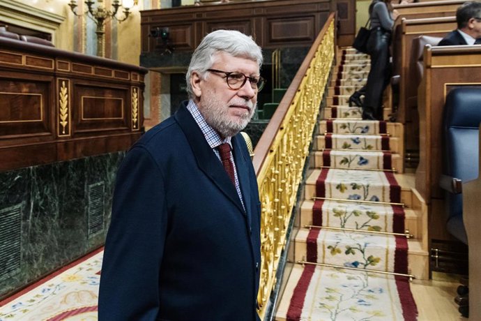 Archivo - El diputado de Sumar Agustín Santos a su llegada a un pleno en el Congreso de los Diputados, a 19 de diciembre de 2023, en Madrid (España).