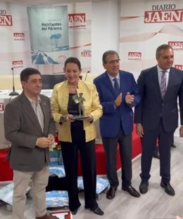 Socorro Mármol con su galardón tras ganar el IV Premio Internacional Diario Jaén de Poesía