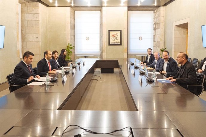 El conseller de la Presidencia de la Generalitat, Albert Dalmau, y las entidades municipalistas impulsoras del proyecto de ley del Estatut de Municipis Rurals se reúnen en el Palau de la Generalitat.