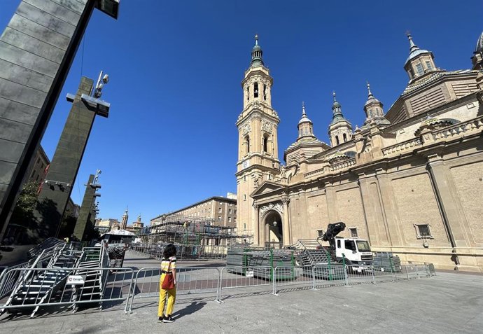 Archivo - Instalación de la estructura de la Ofrenda de Flores a la virgen del Pilar