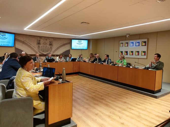 La consejera de Agricultura, Ganadería, Mundo Rural y Medio Ambiente, Noemí Manzanos, comparece en el Parlamento de La Rioja