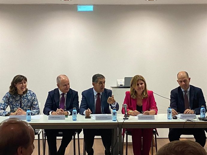 En el centro, el presidente del TSJA, Lorenzo del Río.