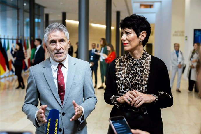 El ministro del Interior, Fernando Grande-Marlaska, y la ministra de Inclusión, Seguridad Social y Migraciones, Elma Saiz, en Luxemburgo.