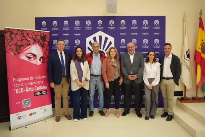 (Desde La Izda.) Eulalio Fernández, Carmen Cruz, Andrés García, Ana María Llorente, Manuel Torralbo, Sara Pinzi E Israel Muñoz, En La Presentación De Las Becas Gata Cattana.