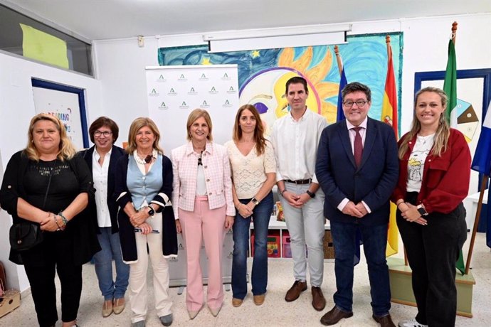 La delegada territorial de Desarrollo Educativo y Formación Profesional en la provincia de Cádiz, Isabel Paredes, y la alcaldesa de Jerez, María José García-Pelayo, en una visita al CEIP Virgen del Mar, seleccionado para ir al G-20 en Brasil.