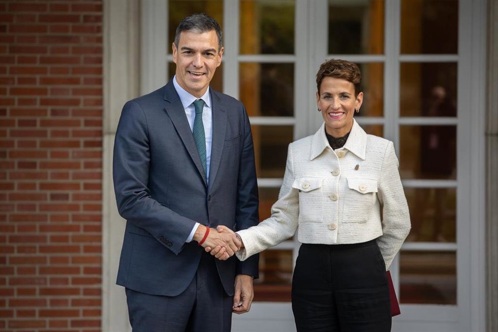 El presidente del Gobierno, Pedro Sánchez, durante su reunión con la presidenta de Navarra, María Chivite, en el Complejo de La Moncloa, a 10 de octubre de 2024, en Madrid (España). El objetivo de la ronda de reuniones del presidente del Gobierno con lo