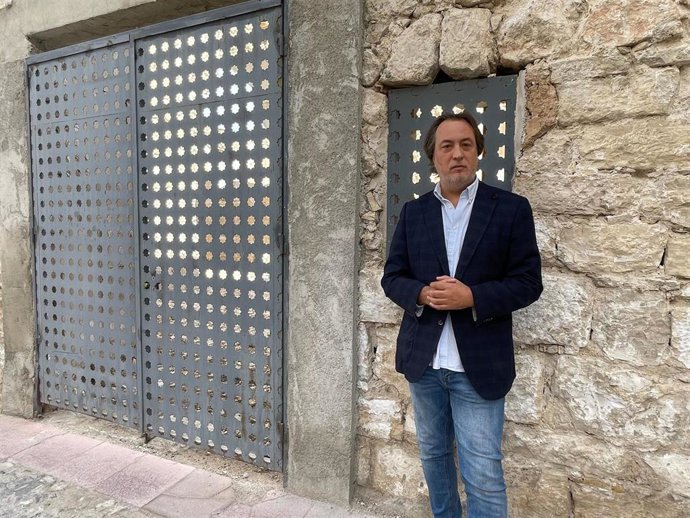 José Manuel Higueras ante la antigua iglesia de San Miguel.