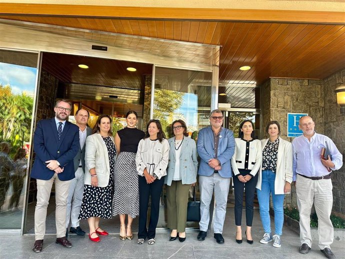 El mítico hotel de Torremolinos ya luce una placa conmemorativa de la Fundación Docomomo, organización internacional creada en 1990 para inventariar, divulgar y proteger el patrimonio arquitectónico del Movimiento Moderno.