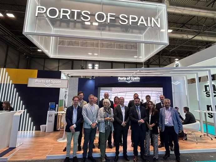 El delegao de Zona Franca de Cádiz, Fran González, con la delegación gaditana en la Fruit Attraction 2024 en Madrid.