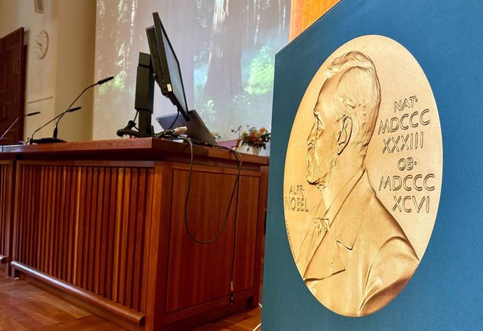 07 October 2024, Sweden, Stockholm: An image of the Nobel Medal adorns the lectern where the winner of this year's Nobel Prize for Medicine will be announced on 07 October. Photo: Steffen Trumpf/dpa