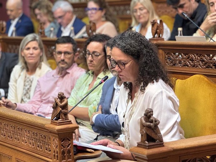 La portavoz socialista en el Consell de Mallorca, Catalina Cladera, en el pleno insular.