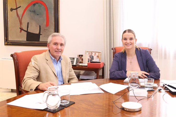 La presidenta del Govern, Marga Prohens, con el presidente del Círculo de Economía de Mallorca, José María Vicens.