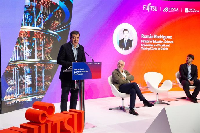 El conselleiro de Ciencia, Román Rodríguez; el director de Producto de Fujitsu España, Gonzalo Romeo; y el director del Cesga, Lois Orosa; clausuran el 'International Quantum Business Conference, organizado por Fujitsu en Santiago de Compostela