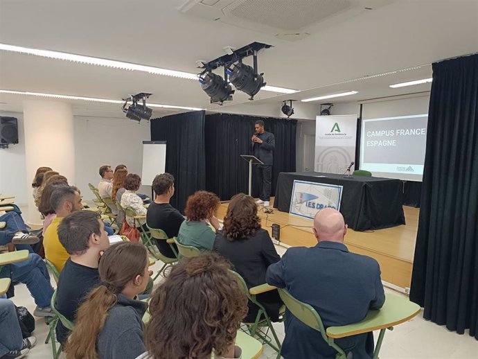 Estudiantes del IES Drago de Cádiz en una jornada de orientación académica del Tour Campus France España