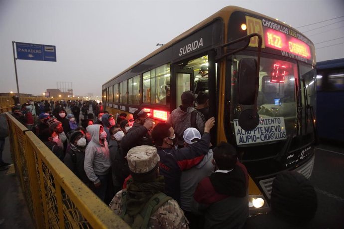 Archivo - Imagen de archivo de una manifestación de transportistas en Perú.