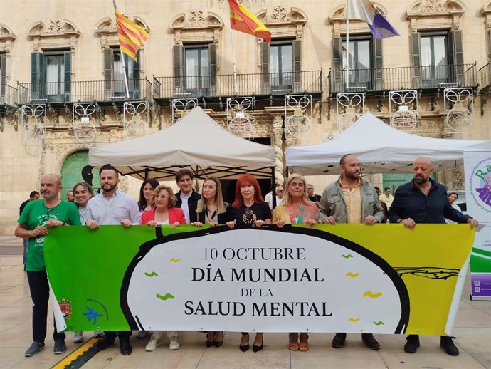 Concejales de la corporación municipal durante la celebración del Día Mundial de la Salud Mental en Alicante.