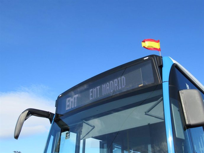 Archivo - Bandera española en un autobús de la EMT en Madrid