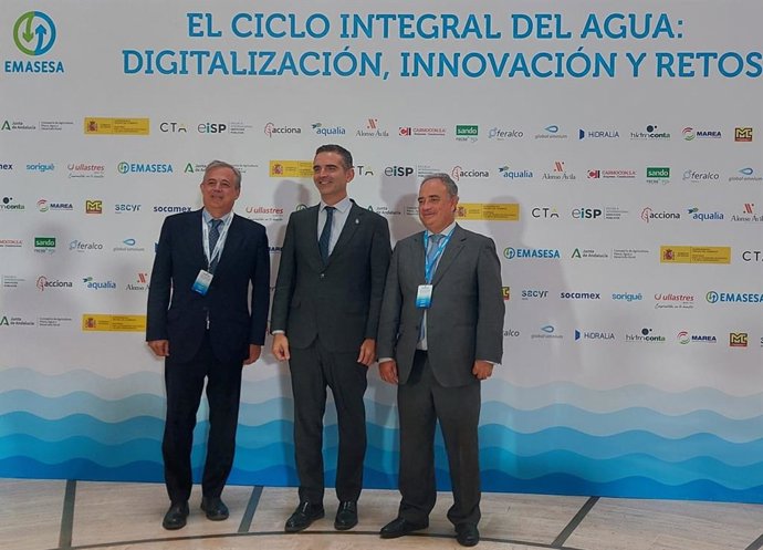 Foto de familia tras la inauguración de la primera jornada sobre el ciclo integral del agua en Fibes.