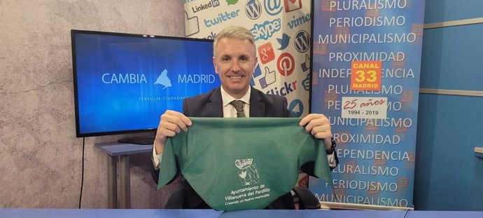 EL alcalde de Villanueva del Pardillo, Eduardo Fernández Navarro, en una entrevista en 'Canal 33 TV de Madrid', en la que desveló algunos de los momentos más destacados de las Fiestas de San Lucas Evangelista.