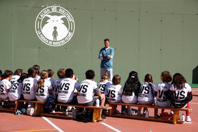 Cesar Azpilicueta durante su charla en el colegio Federico García Lorca dentro de la campaña de LaLiga contra el bullying