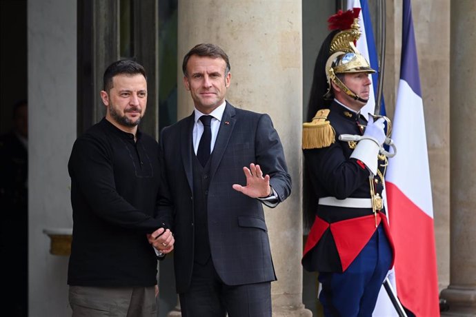 Los presidentes de Ucrania, Volodimir Zelensky, y Francia, Emmanuel Macron, en París.