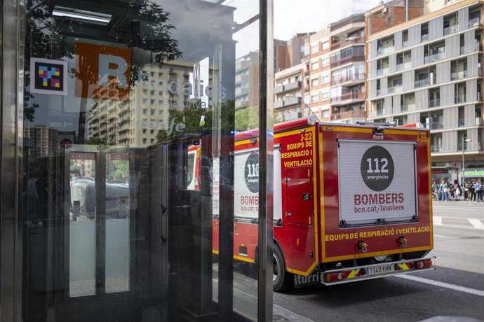 Archivo - Un camión de bomberos en la estación de Renfe y Metro 'La Sagrera', a 12 de mayo de 2024, en Barcelona, Catalunya (España). 