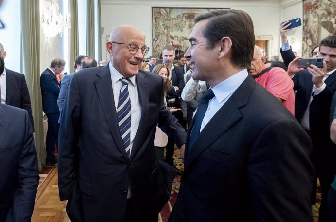 El presidente del BBVA, Carlos Torres Vila (d), y el presidente del Banco Sabadell, Josep Oliu (i), en el Banco de España, a 24 de septiembre de 2024, en Madrid (España).