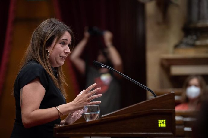 La diputada de la CUP en el Parlament Laure Vega en el pleno del Parlament