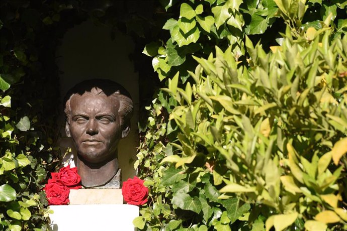 Archivo - Busto de Federico García Lorca en el patio de su Museo Casa Natal, en Fuente Vaqueros, en imagen de archivo