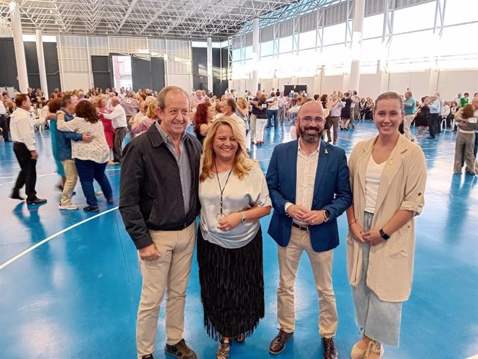 Ángela Hidalgo (2i), en el Certamen de Baile de los centros de participación activa.