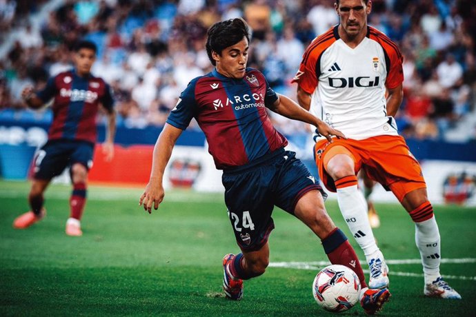 El jugador español del Levante Carlos Álvarez durante una acción en un partido ante el Real Oviedo.