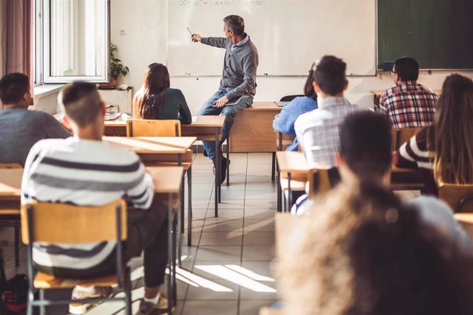 Archivo - Imagen de archivo. Un profesor imparte clase en un centro de Secundaria.