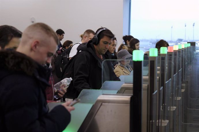 Archivo - Control de pasaportes en el aeropuerto de Bruselas