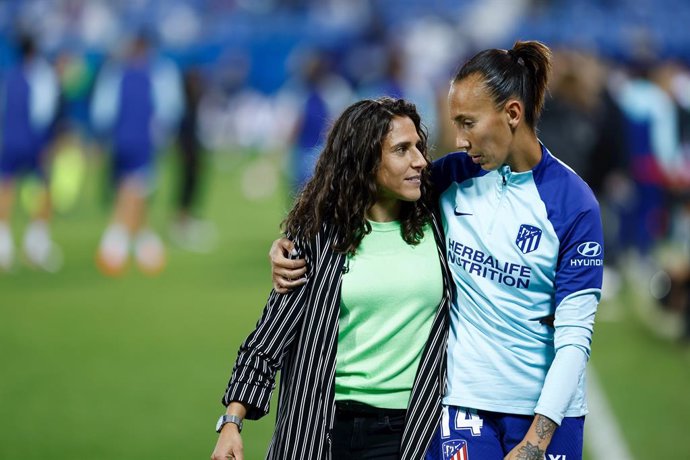 Archivo - Virginia Torrecilla of Atletico de Madrid saludates to Vero Boquete during the Spanish Women Cup, Copa de la Reina, Final football match played between Real Madrid and Atletico de Madrid at Municipal de Butarque stadium on May 27, 2023, in Legan