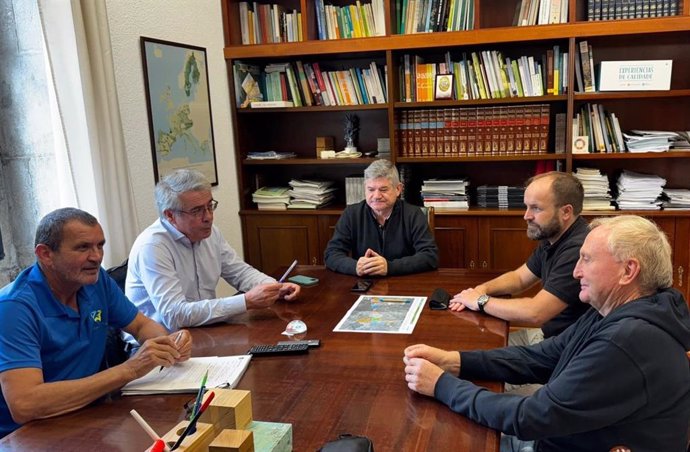 Reunión de los directores xerais de Planificación e Ordenación Forestal, José Luis Chan, y de Defensa do Monte, Manuel Rodríguez, con representantes de la Mancomunidad de Montes de Vigo.