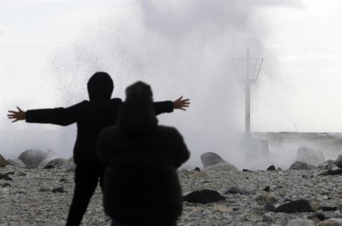 Archivo - Varias personas en la playa de la Malagueta donde el temporal con vientos de 70 km/h y el litoral malagueño registra olas de tres metros, a 10 de febrero de 2023 en Málaga (Andalucía, España). 