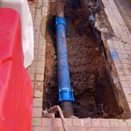 Reparada la rotura de una tubería en la avenida Primado Reig