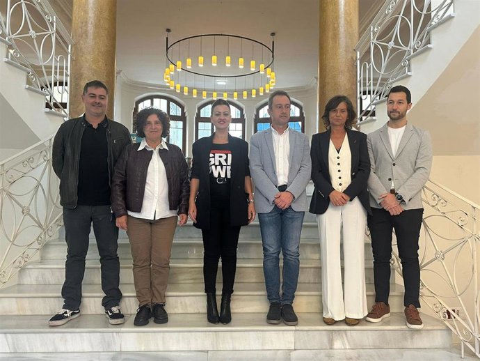 La ministra de Juventud e Infancia, Sira Rego (en el centro), antes de participar en la inauguración de la 42 edición de los Encuentros Internacionales de Juventud de Cabueñes (KBUÑS), en la antigua Escuela de Comercio de Gijón.