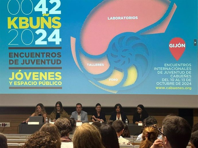 Inauguración de los Encuentros Internacionales de Juventud de Cabueñes (KBUÑS), en la antigua Escuela de Comercio de Gijón.